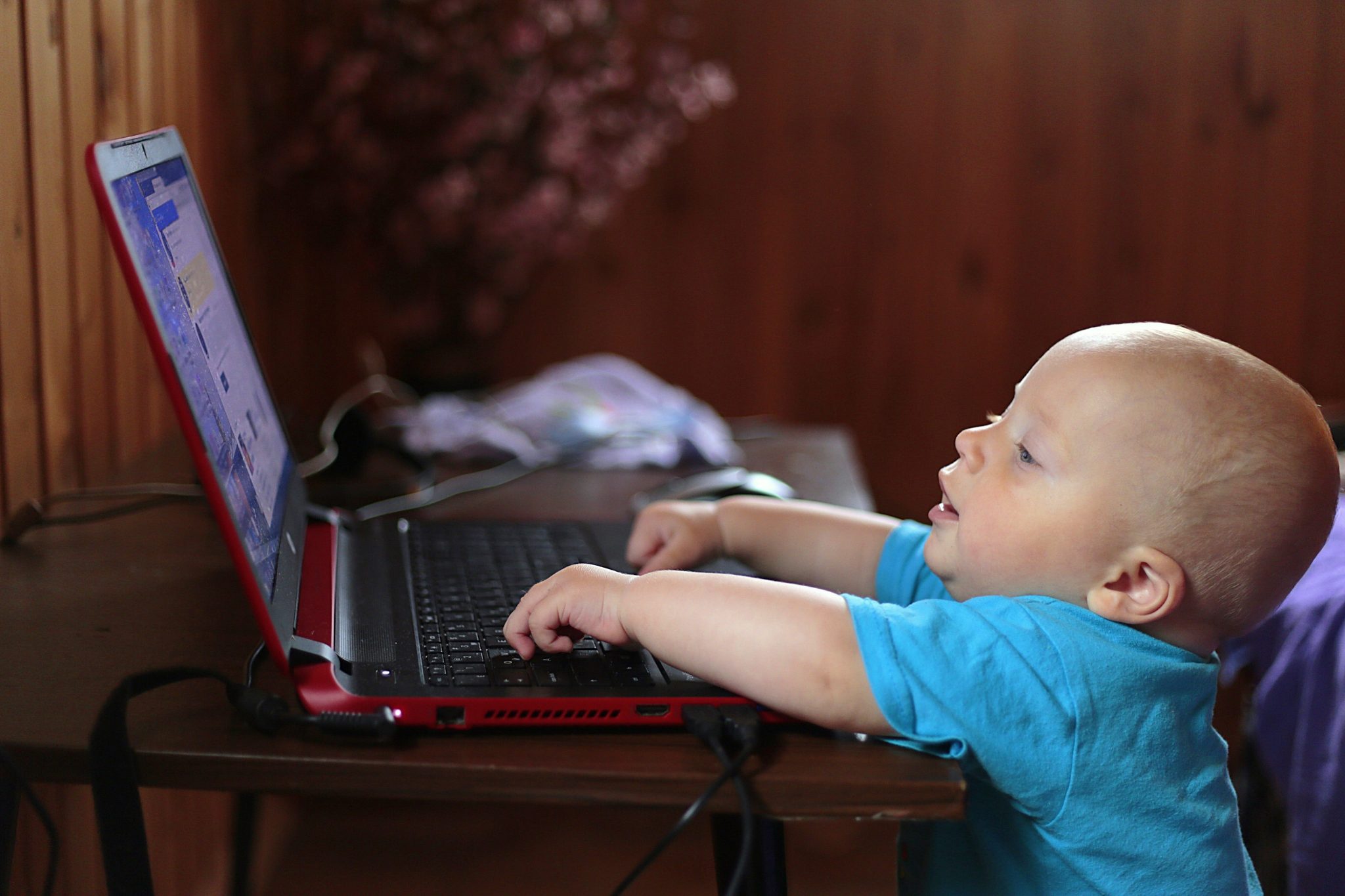 Como limitar o acesso, do seu bebé, a ecrãs?